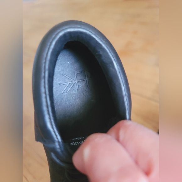 Freshly Picked Ebony Hard Sole Moccasins/Tennis Shoe,‎ Size 8 (Toddler) - Picture 6 of 9